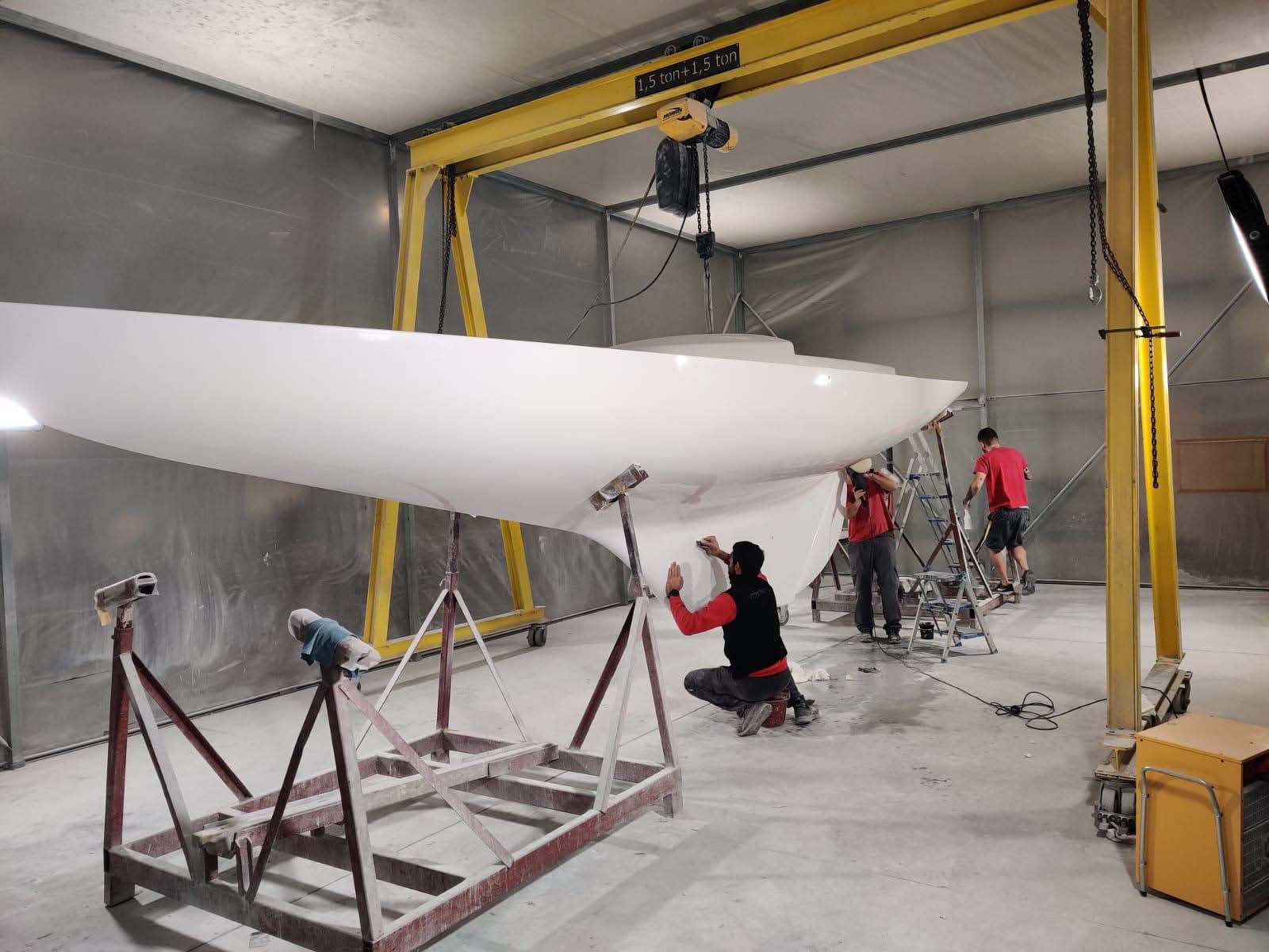 An infused hull out of the mould in the Nelo workshop