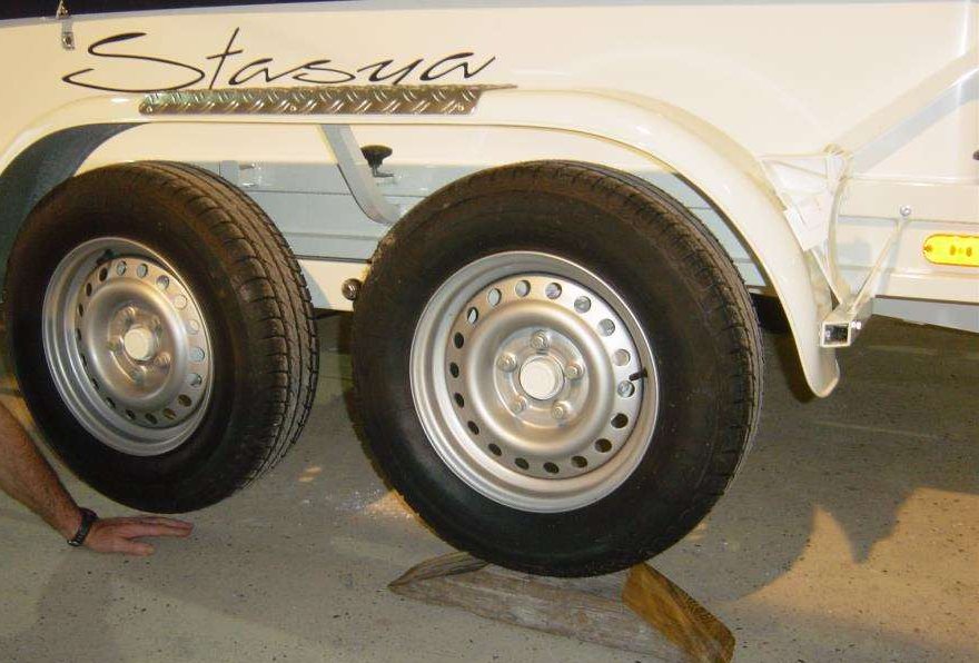 The other wheel on that side lifted clear of the ground